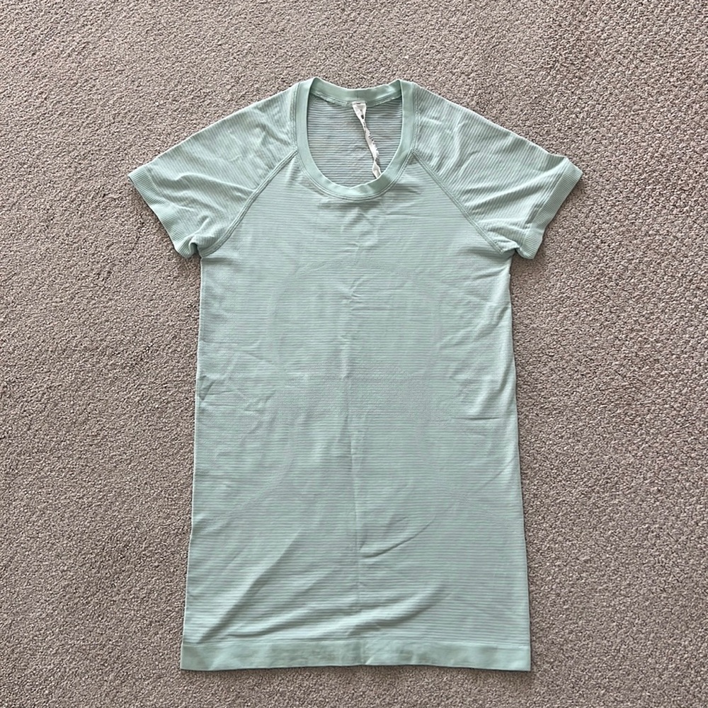 Swiftly Tech Short-Sleeve Shirt 2.0
Hip Length